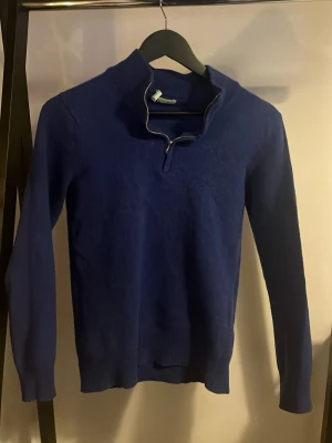100% merino ull quarter zip - Tja. Säljer denna feta quarter zipen, bra skick men också 100% merino ull. Den är väldigt skön i kalla väder och passar ganska slim fit. Skicka ett pm om du har någon fundering. Står ej för postens slarv.