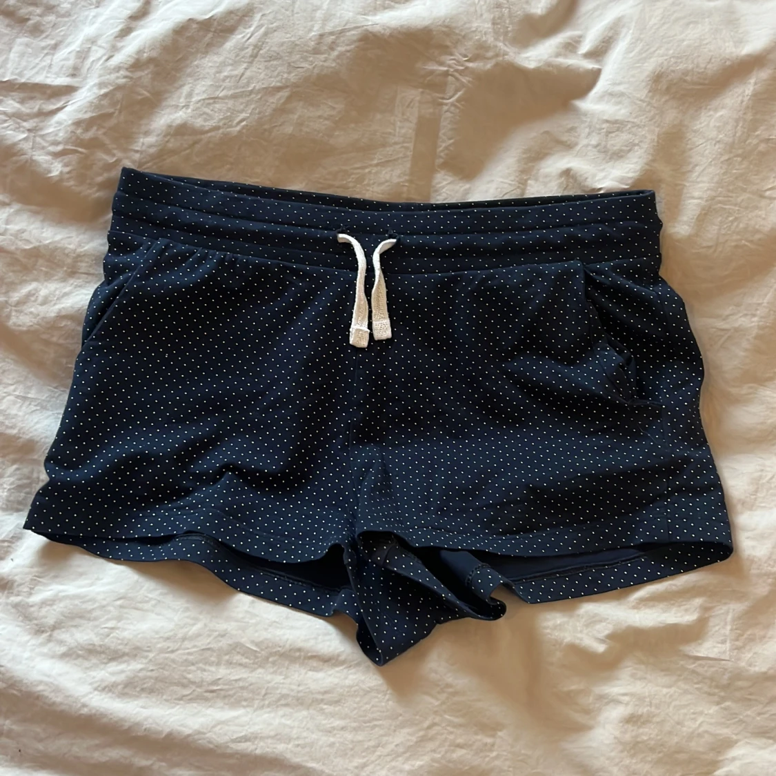Mörkblå prickiga shorts från H&M