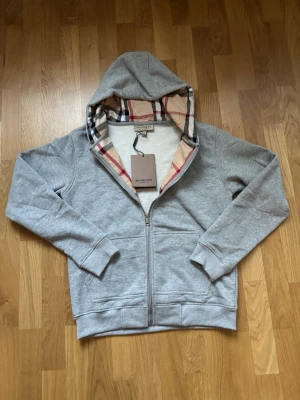 Grå Burberry hoodie - Stilren grå Burberry-hoodie i klassisk design. Perfekt för höst/vinter, lätt att matcha och väldigt bekväm att bära.  ⭐ Skick: Mycket bra  📏 Storlek: M 🎨 Färg: Grå 👕 Passform: Normal 📦 Snabb och säker frakt  Skicka gärna meddelande vid intresse eller frågor.