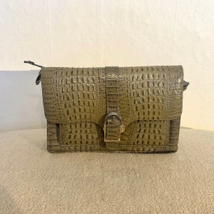 Grön handväska med krokodilmönster - Handväska från okänt märke, helt ny i princip! 