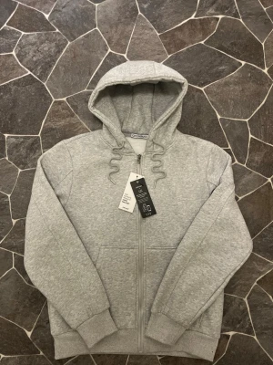 C.P. Company Zip - Säljer en helt ny zip med tjockt material som är perfekt för vintern. Tröjan har inga defekter därmed är i nyskick. Säljs pga att den var för liten, hade storlek M men växte ut till storlek L.     Priset kan diskuteras!