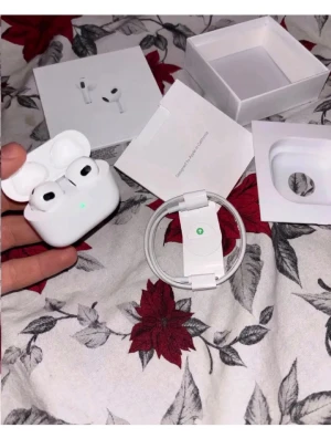 AirPods 3 - Säljer ett par Apple AirPods 3 med originalförpackning och tillbehör. Hörlurarna och laddningsfodralet är i mycket gott skick, inga synliga repor eller skador. Perfekt för trådlös musik och samtal med hög ljudkvalitet. Snabb och enkel anslutning till Apple-enheter.
