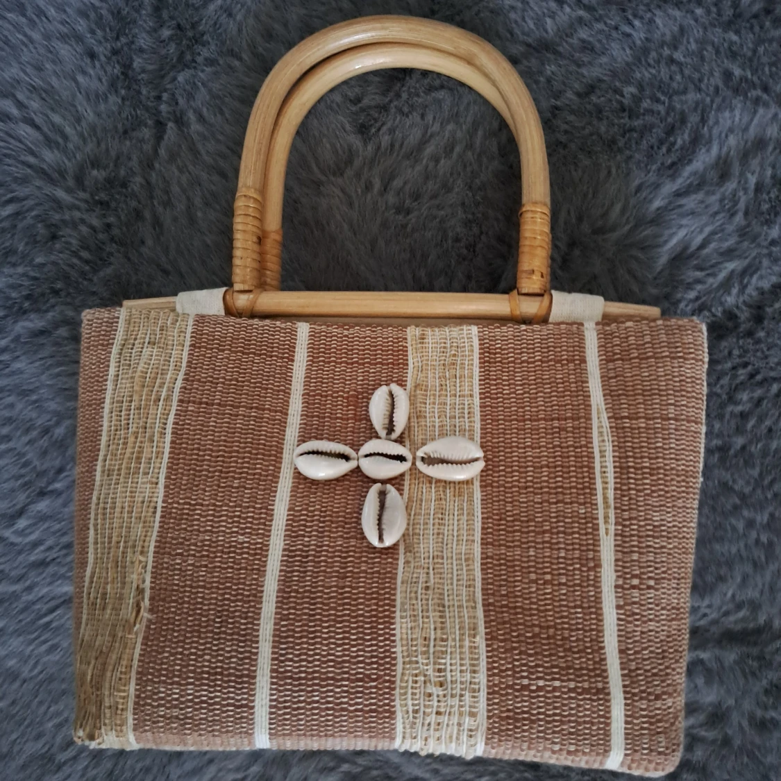 Beige handväska med snäckor och bambuhandtag