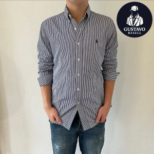 Ralph Lauren skjorta - Tja. Säljer denna Ralph Lauren skjorta i extremt fint skick. Inga defekter. Storlek M. Tveka inte på att ställa frågor! 🙌