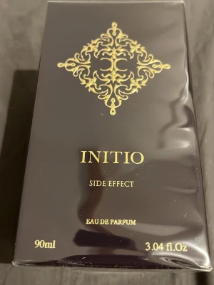 Initio Side Effect Eau de Parfum - Initio Side Effect Eau de Parfum, 90ml. Lyxig och elegant parfym. Perfekt för dig som vill ha något unikt i samlingen. Köpt på NK, bara att fråga efter kvitto. Helt ny! Nypris 3000kr!