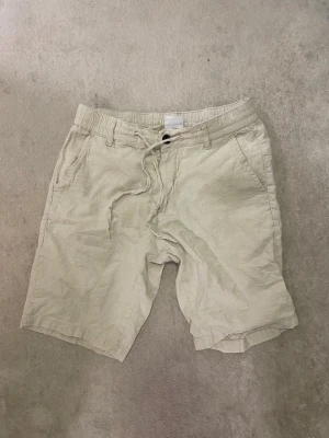 Linne shorts från Lindbergh White - Linne shorts från Lindbergh använda en sommar storleken är S bara att skriva ifall du har några frågor!