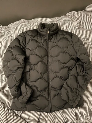 Svart pufferjacka från Dressmann M - Svart pufferjacka från Dressmann i storlek M. Finns i Borås ;)