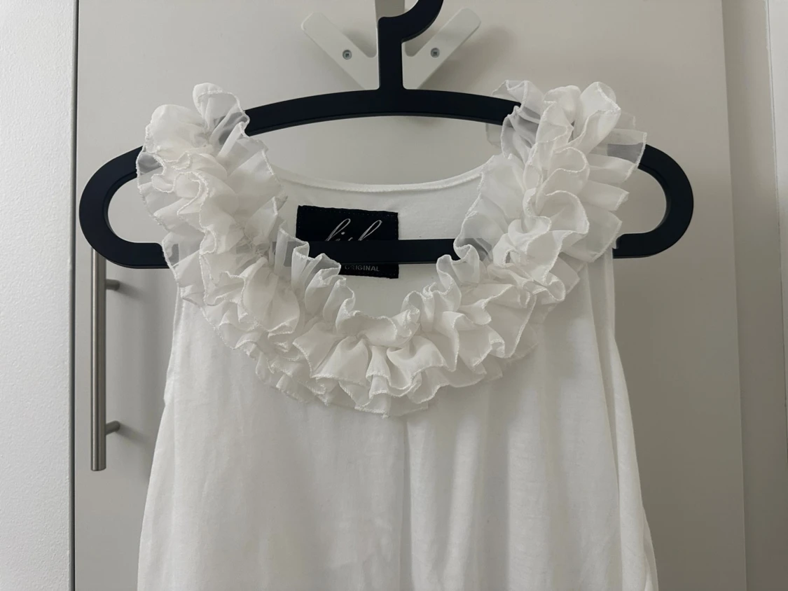 Vit ärmlös topp med volangkrage - 2