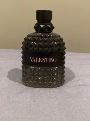 Valentino Born In Roma Uomo 100ml - Säljer min Valentino Born In Roma Uomo för använder inte den så mycket längre plus måste få bort några från min kollektion. Köpt på Åhléns för 1475kr och det är väl typ 85 till 90 ml kvar