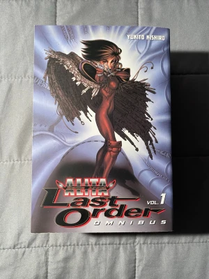 Battle Angel Alita: Last Order Omnibus Vol. 1 - Följ cyborgen Alita i en episk cyberpunk-berättelse fylld av action och mysterier! Denna tjocka omnibus samlar 672 sidor manga med coola illustrationer och spännande äventyr. Perfekt för dig som älskar futuristiska världar och starka hjältar!