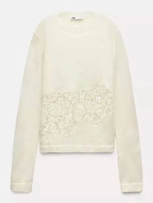 Zara tröja som inte säljs längre  - Säljer en vit långärmad tröja från Zara med snygg spetsdetalj över magen. Tröjan har rund hals och är gjord i mjukt bomullsmaterial. Perfekt för dig som gillar stilrena plagg med en twist. Passar dig som vill ha något enkelt men ändå unikt.