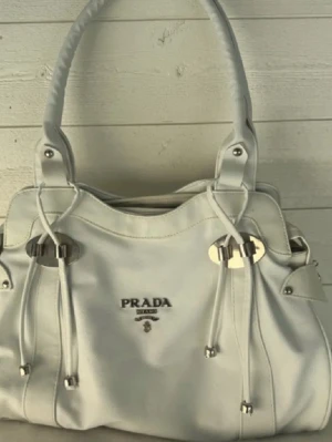 Vit handväska  - Säljer en snygg vit handväska - köpt på second hand vet ej om äkthet men supersnygg