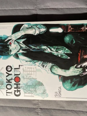 Tokyo Ghoul vol 1 - Tokyo Ghoul är en spännande manga med mörka och stilrena illustrationer. Perfekt för dig som gillar action, mystik och övernaturliga teman. Följ Ken Kanekis resa i en värld där ghouls lever bland oss och kampen för att hitta sin plats. En bok som fångar dig direkt! Är i riktigt bra skick