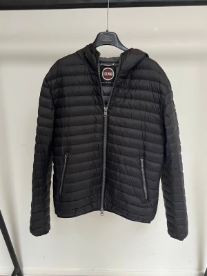 Colmar Jacka - Riktigt fet och populär vinterjacka från Colmar! Toppskick, inga defekter. Storlek 48, motsvarar S/M. Modellen är ca 182 och den sitter bra. Kontakta mig för fler frågor och funderingar!