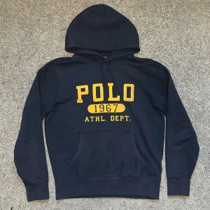 Polo Ralph Lauren Hoodie  - Tja säljer nu denna mörk blåa Polo Ralph Lauren hoodien med tryck i storlek S för endast 899kr! Pris är ej hugget i sten, hör av er i dm vid funderingar! 🙌