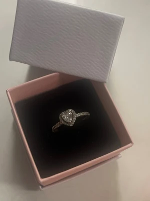 Pandora ring - Silver pandora ring med boxen. Helt ny, säljer för använder inte silver:) Priset kan diskuteras- ny pris 799kr