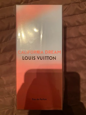 Louis Vuitton California Dream parfym - California Dream från Louis Vuitton är en Eau de Parfum med ingredienser som alkohol, parfym, vatten, linalool, limonene, citral och citronellol. Tillverkad i Frankrike. Perfekt för dig som vill ha något exklusivt och trendigt.