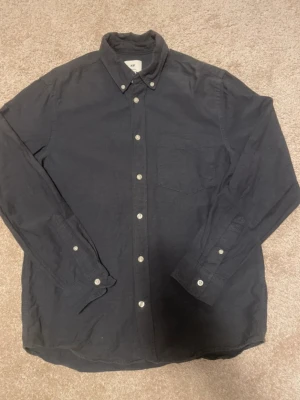 Skjorta - Mörkblå skjorta från HM. Storlek S. Mycket bra skick, inga fläckar eller defekter. Sparsamt använd! Pris kan diskuteras vid snabb affär👍✅