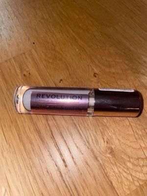 Revolution Conceal & Define C1 concealer - Concealer från Makeup Revolution i nyansen C1. Kommer i en snygg cylinderformad tub med roséguldfärgat lock och rosa etikett. Perfekt för att täcka mörka ringar och ojämnheter. Full coverage och lätt att applicera med den mjuka applikatorn. Har 2 stycken