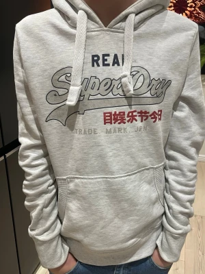 Superdry  - Superdry hoodie med vita tjocka snören och en väldigt clean look på tröjan.