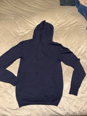 Stickad huvtröja j.Lindberg  - Snygg stickad huvtröja från j.lindberg med en liten skada vid fickan, annars i gott skick