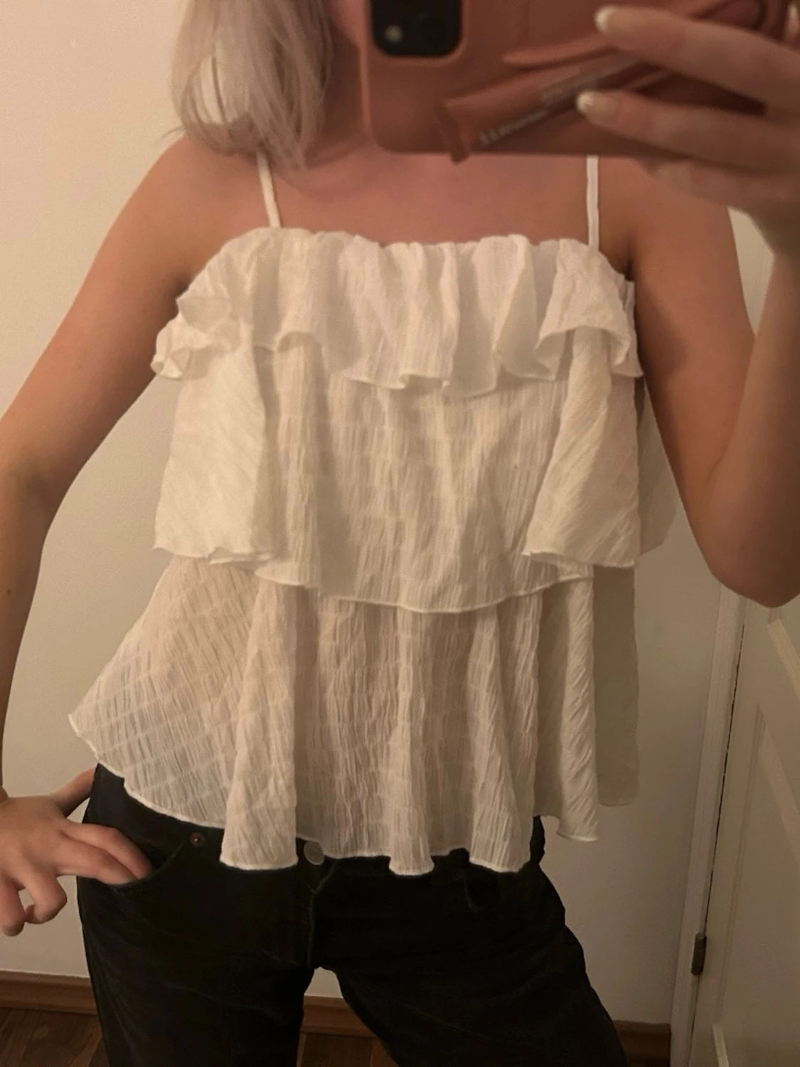 Vit volang linnetopp med smala axelband