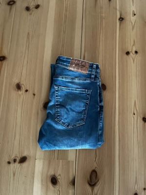 Jack & Jones jeans Glenn - Säljer ett par blåa Jack & Jones jeans i modellen Glenn. Dem är i storlek 29/32 och är slim fit. Hör av dig vid funderingar! 
