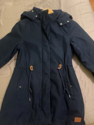 Mörkblå parkajacka  - Parkajacka i mörkblått, vet inte riktigt vart den är ifrån men de kan ni se i sista bilden!