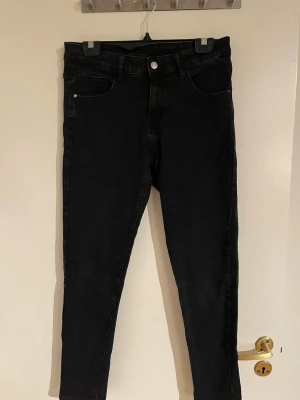 Svarta skinny jeans från Shein - Svarta jeans från Shein i storlek M med klassisk femficksdesign och smal passform. Materialet är en mix av bomull, polyester och elastan som ger stretch och bekväm känsla. Perfekt för dig som gillar en enkel och stilren look.