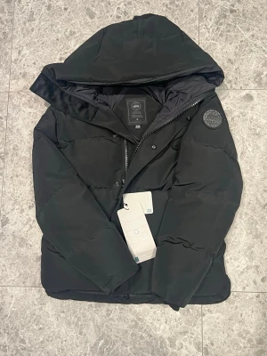 Canada Goose Macmillan - Tja! Säljer nu min sprillans nya Canada Goose Macmillan jacka. Jackan är helt ny och oanvänd. Skriv privat vid minsta lilla fundering!