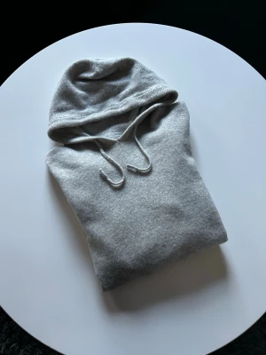 Kashmir hoodie - Grå Kashmir hoodie i storlek S-M. Knappt använd. Hör av er vid frågor och funderingar// Lutino UF