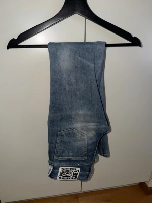 Cheap Monday jeans - Hej, säljer dessa cheap Monday booty bei low waist jeans dom är använda en gång inomhus i max 2 timmar så dom är i fint skick💕