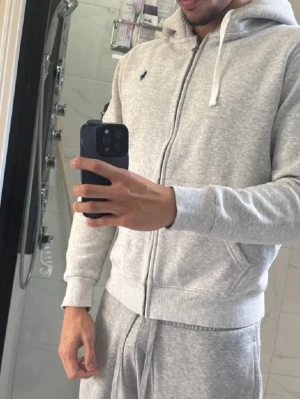 Ralph lauren zip - Hej, säljer ni min ralph lauren som använts ibland endast. Rensar garderoben och hitta denna och därför lägger ja ut den på annons nu. Den säljs för 950kr, då den är köpt för 2199. Priset är tyvärr hugget i sten. För den säljs inte mer i samma modell. Storlek M men skulle säga den passar både S och M. .