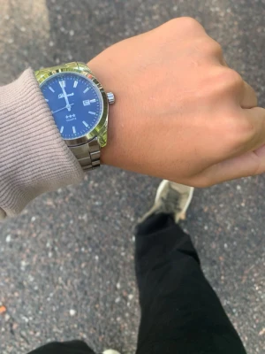 Blå och silverfärgad klocka från Doventi  - Snygg klocka från Doventi med blå urtavla och silverfärgat armband i metall. Klockan har datumvisning och stilrena detaljer med tre stjärnor på urtavlan. Perfekt accessoar för dig som gillar klassisk och clean stil. Går att ändra storlek, finns box