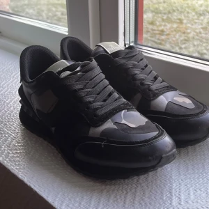 Valentino Garavani Rockrunner  - Exklusiva Valentino Garavani Rockrunner i camouflage. Väldigt bra skick, knappt använda. Skön passform och passar perfekt till vinter och våren. Är stl 41 men passar även 42. Original med box och extra snören + dustbag ingår. Hör av dig vid minsta funderingar. Pris kan diskuteras!