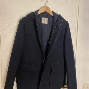 Mango vinter jacka / kappa man  - Säljer denna mango vinterkappa som jag köpte för ungefär 2 år sedan. Perfekt nu inför vintern! Passar storlek S