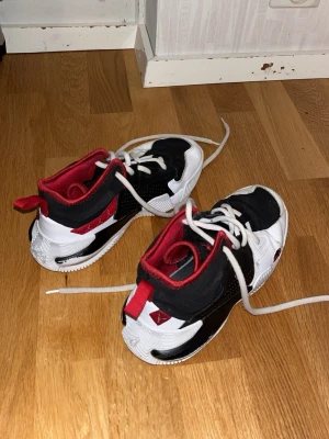 Nike Jordan sneakers svart/vit/röd - Säljer ett par Jordan skor som är för inomhus basket. De är använda men i väldigt bra skick🩷