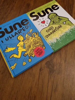 Sune i Ullared & Sunes Sommarstuga - Två böcker om Sune och hans familj! Följ med på galna shoppingäventyr i Ullared och roliga upptåg i sommarstugan. Sune hittar kärlek, pappa Rudolf ställer till med kaos och det blir massor av skratt och oväntade händelser. Perfekt för dig som gillar humor och roliga berättelser eller bara är ett Sune-fan !! 💞  Ca 130 sidor : Sunes Sommarstuga  Ca 160 sidor : Sune i Ullared