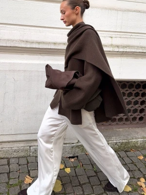 Stickad Cape Cardigan NAKD  - Säljer en brun oversized cape ifrån NAKD, aldrig använd pga fel storlek, nypris 699 kr💕