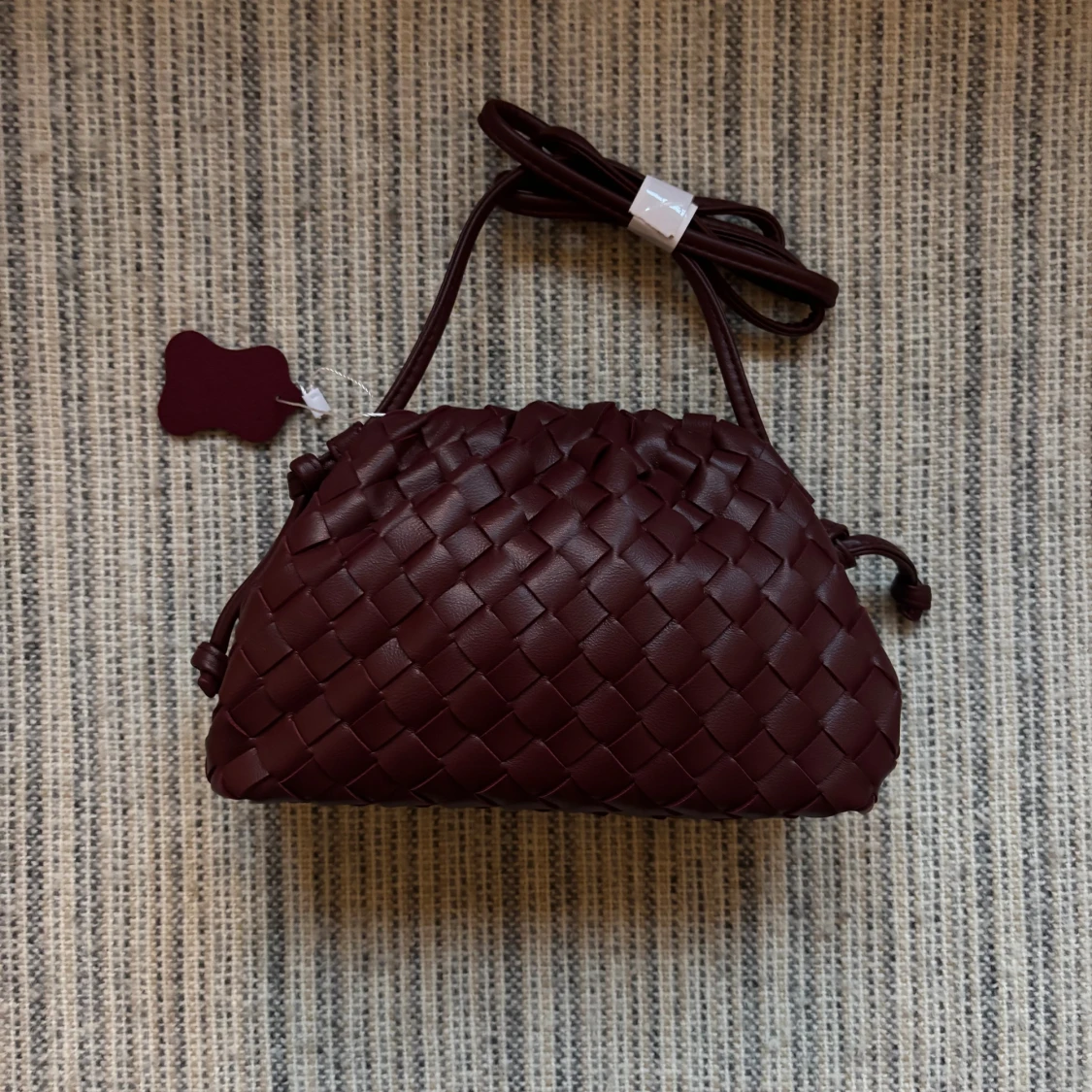 Vinröd flätad väska - 1