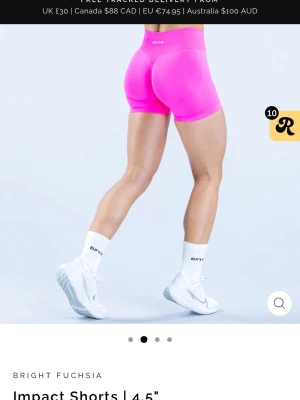 Impact träningsshorts från DFYNE - Säljer ett par sjukt snygga rosa shorts från dfyne, de är i den populära modellen impact vilken är känd för att framhäva rumpan. Perfekta för gym eller löpning osv. Säljer då jag har flera par och alla används inte☺️