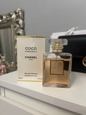 Coco Mademoiselle EdP 50ml - Coco Mademoiselle Eau de Parfum från Chanel, 50 ml. En ikonisk doft i elegant flaska, perfekt för dig som vill ha en lyxig touch i vardagen. Snygg och tidlös design som passar alla tillfällen. Kvarstående mängd kvar på bild