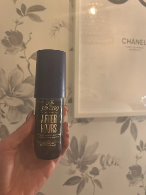 Sol de Janeiro limited edition After Hours mist - Fragrance mist från Sol de Janeiro med namnet After Hours. Perfekt för dig som vill ha en modern och trendig doft i din samling. Flaskan är smidig att ta med och passar dig som gillar att sticka ut.