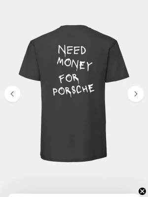 Svart t-shirt med tryck från BVALDI - Svart t-shirt i bomull med vit BV-logga på bröstet och stort grafiskt tryck på ryggen med texten 'Need money for Porsche'. Klassisk rund hals och korta ärmar. Perfekt för dig som gillar statement-plagg och streetwear.