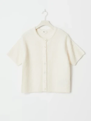 Vit trekvartsärmad  kofta från gina tricot  - Säljer en vit, kortärmad kofta från gina tricot  med rund hals och knappar framtill. Koftan är stickad och har en mjuk, lite fluffig känsla. Perfekt att styla med jeans eller kjol för en clean look. Passformen är normal och koftan är enkel men ändå trendig. Använd 1 gång 