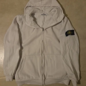 Vit Stone Island Zip Hoodie I storlek XL/L - Fet stone island tröja i storlek XL (passar även L). Orkar inte skriva mer, kontakta vid intresse.