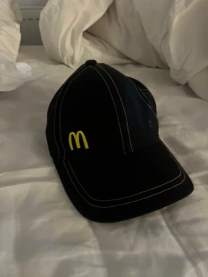 Donken keps  - Lite schystare donken keps. Kan säga att jag har lagt många pommes i påsen med denna ( som tur är de över nu) har tre stycken bara hit me up