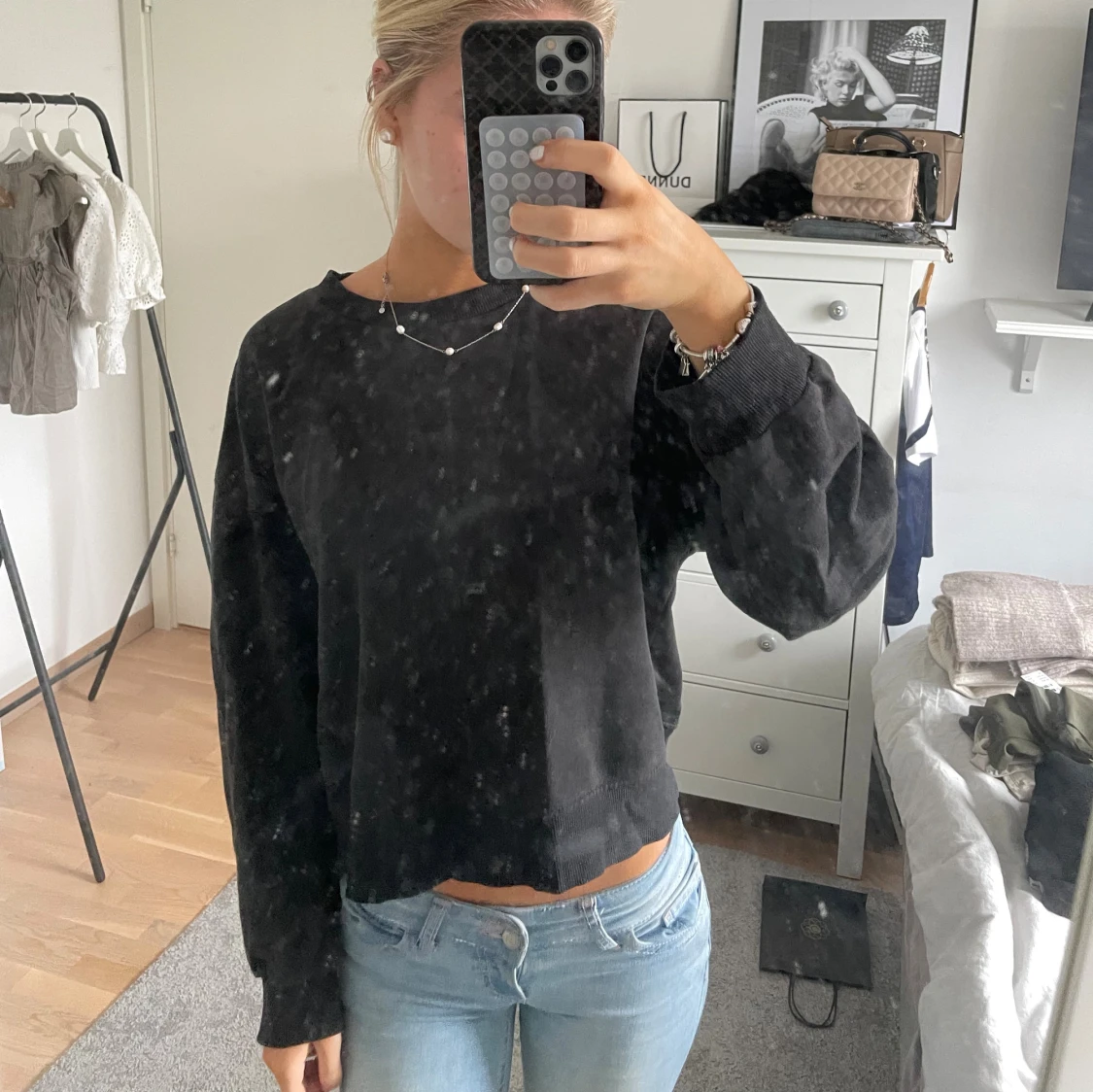 Svart croppad sweatshirt - 1