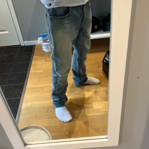 Givenchy Jeans - Ljusblåa Givenchy jeans i väldigt bra skick. Modellnamn: Givenchy Stonewashed straight leg jeans. Rå denim som är tillverkade i Japan! *DESSA JEANS SITTER 2 STORLEKAR STÖRRE SÅ DEM PASSAR EGENTLIGEN W29*