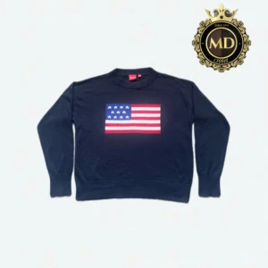 Stickad USA-flagga tröja  - Snygg mörkblå stickad tröja från RYVLS med en stor amerikansk flagga på bröstet. Tröjan har rund halsringning, ribbade muddar och är långärmad. Perfekt för dig som vill sticka ut med en klassisk och cool look. Tröjan är i mycket bra skick, skriv vid frågor eller mer bilder⚜️